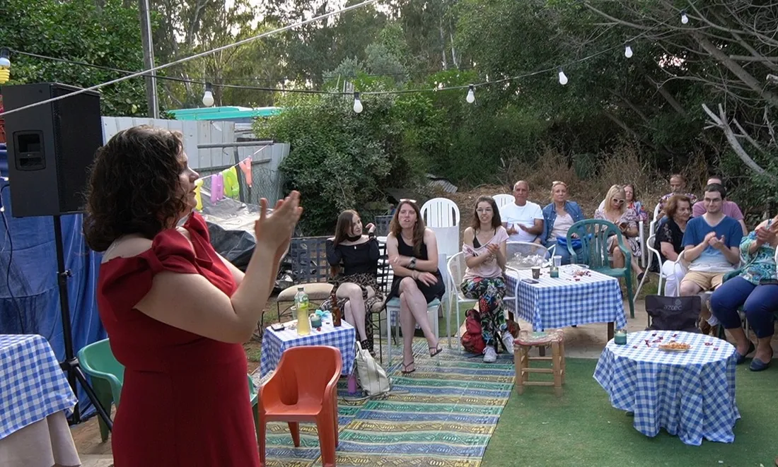 עדן יהלום מנחה סדנת אלתור קולי בקבוצה