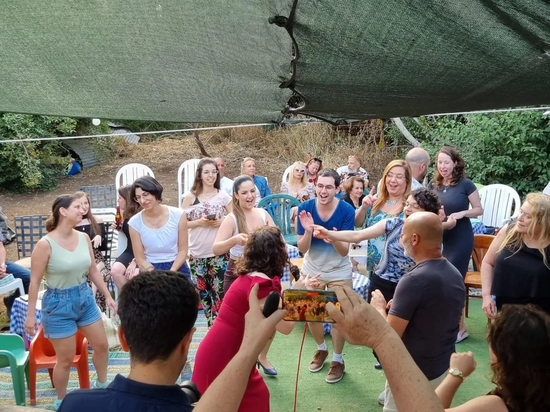 קבוצת משתתפים בסדנת אלתור קולי בתנועה