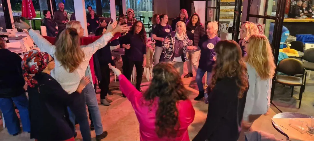 משתתפות רוקדות במעגל בסדנת שירה קבוצתית